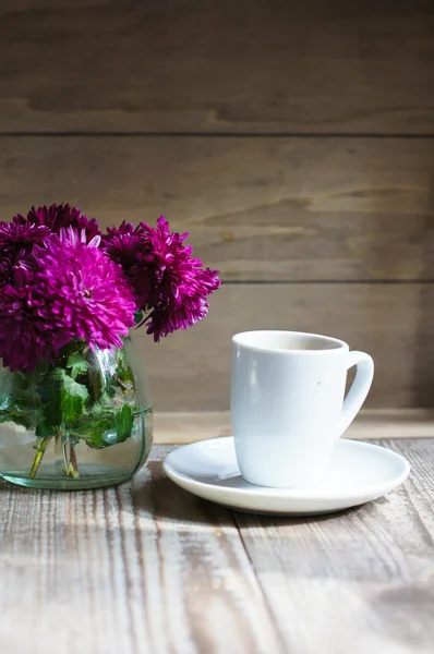 Autumn time: coffee and flowers — Stock Photo, Image