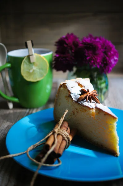 Käsekuchen und Tee — Stockfoto