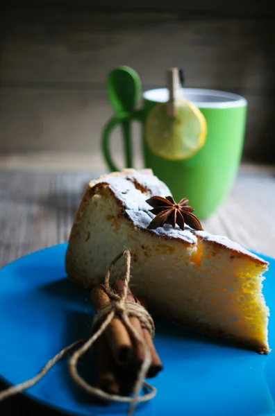 Torta di formaggio e tè — Foto Stock