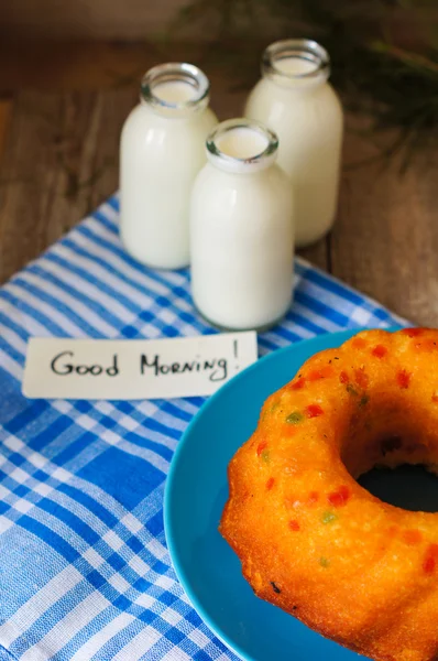 Cake and milk — Stock Photo, Image