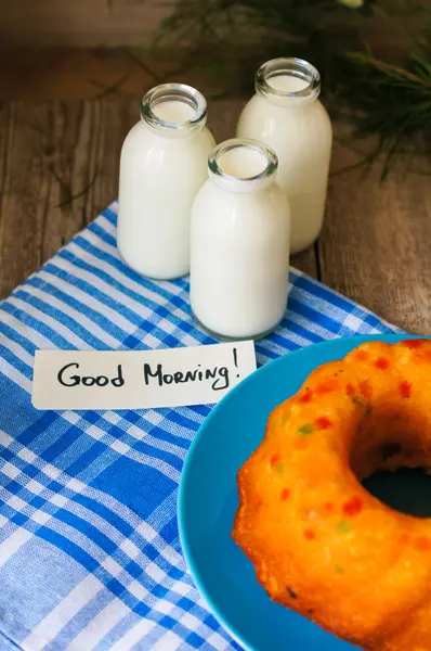 Cake and milk — Stock Photo, Image