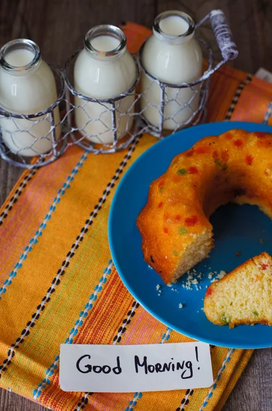 Kuchen und Milch — Stockfoto