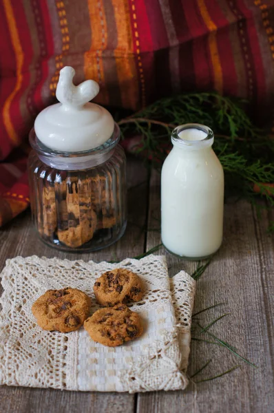 Leche y galletas —  Fotos de Stock