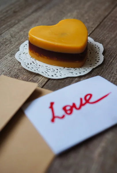 Torta mocca a forma di cuore — Foto Stock