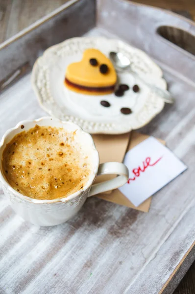 Pastel de moca en forma de corazón — Foto de Stock