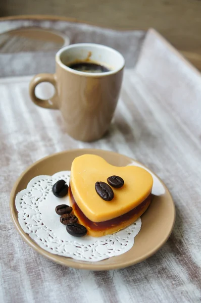 Pastel de moca en forma de corazón — Foto de Stock