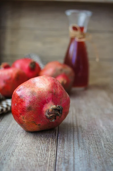 Pomegranate fruits and juice — Stock Photo, Image