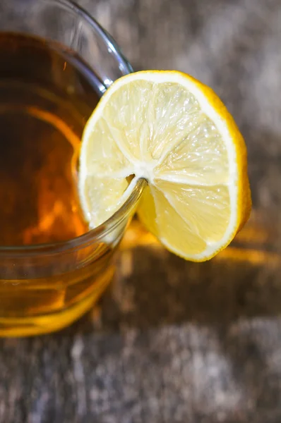 Glas Brandy mit Zitrone — Stockfoto