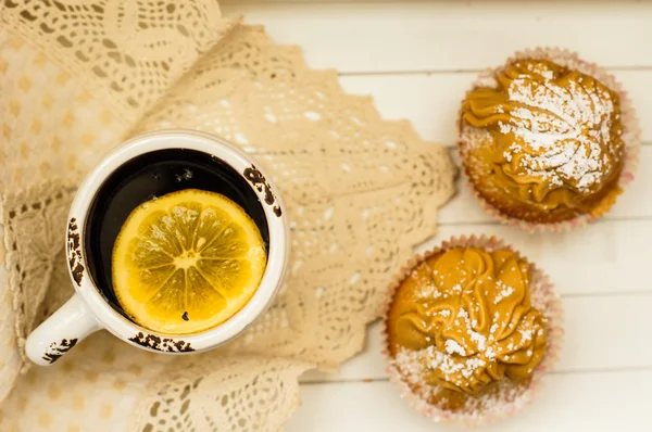 Tea and cupcakes — Stock Photo, Image
