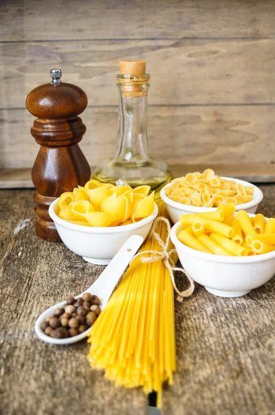 Verschillende soorten Italiaanse pasta — Stockfoto