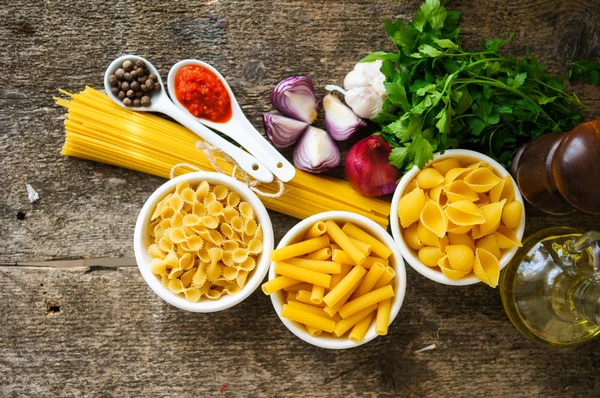 Verschillende soorten Italiaanse pasta — Stockfoto