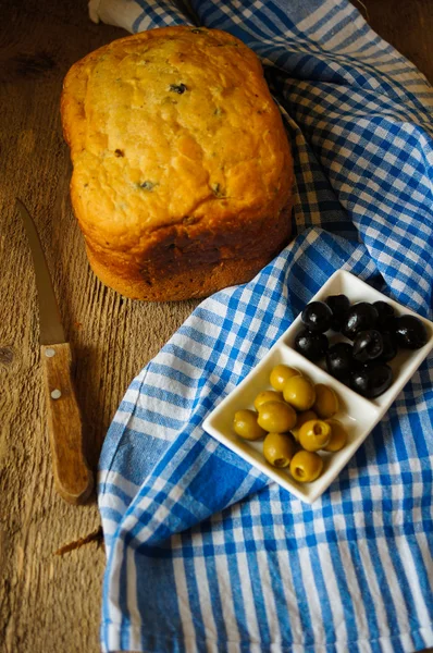 Domowy chleb z oliwkami — Zdjęcie stockowe