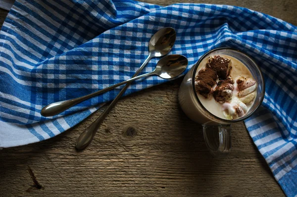 巧克力和在杯子里的果汁软糖 — 图库照片