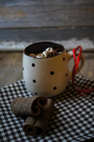 Çikolata şekerleme kupa ile — Stok fotoğraf