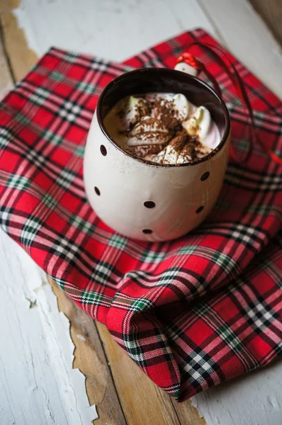 Chocolate con malvaviscos en taza — Foto de Stock