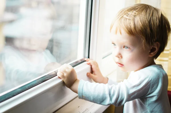 Liten pojke — Stockfoto