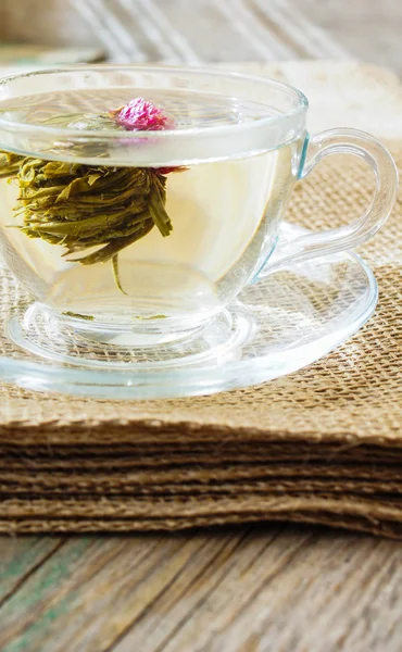 Boules de thé vert chinois avec des fleurs, tasse de thé — Photo