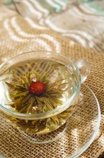 Bolas de té verde chino con flores, taza de té —  Fotos de Stock