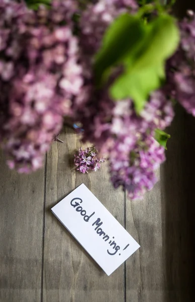 Boa manhã nota com flores lilás — Fotografia de Stock