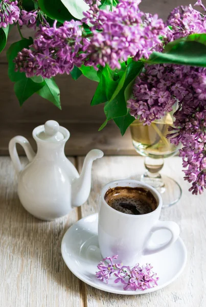 Lilás flores e xícara de café — Fotografia de Stock