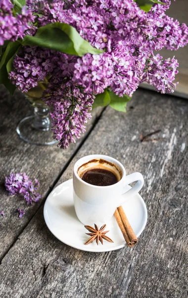 Lilás flores e xícara de café — Fotografia de Stock