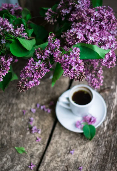 Fleurs de lilas et tasse de café — Photo