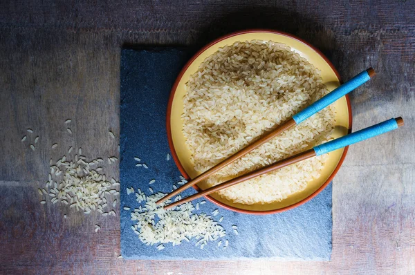 双筷子和水稻 — 图库照片