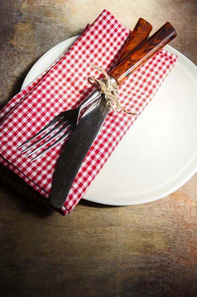 Configuração de mesa na mesa de madeira — Fotografia de Stock