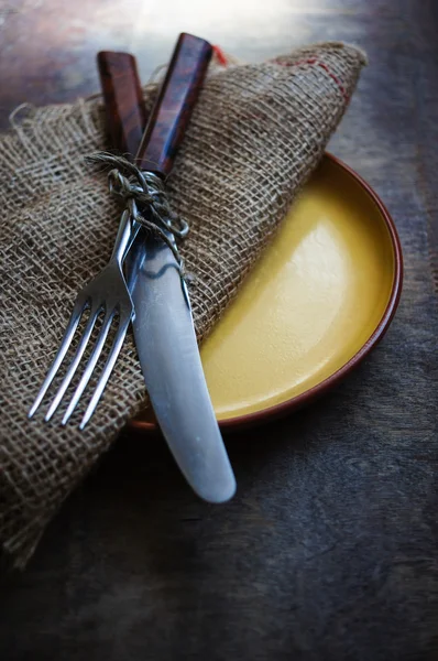 Configuração de mesa na mesa de madeira — Fotografia de Stock