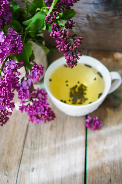 Lila bloemen in een rustieke interieur — Stockfoto