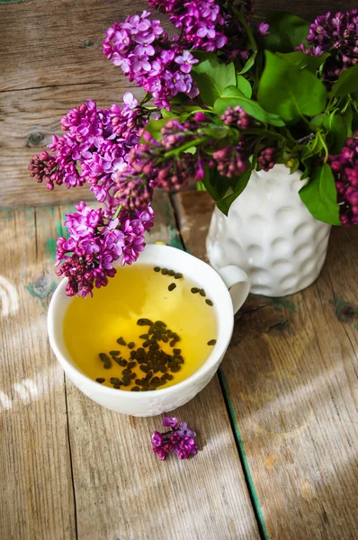 Lila bloemen in een rustieke interieur — Stockfoto