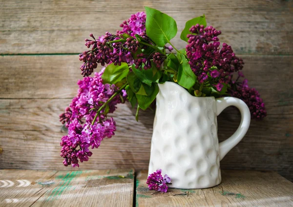 Fiori lilla in un interno rustico — Foto Stock