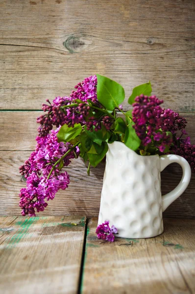 Flores lilás em um interior rústico — Fotografia de Stock