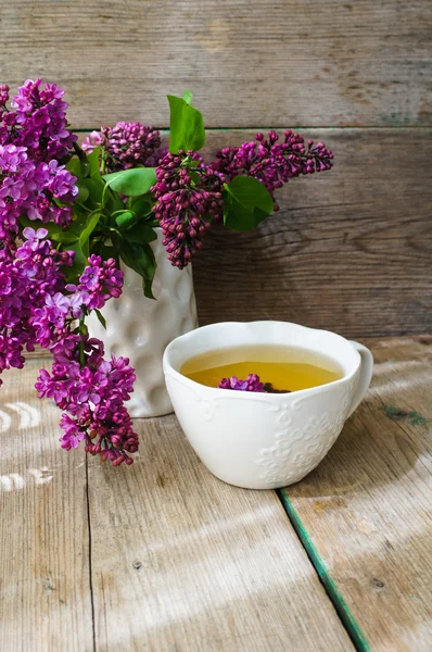 Fliederblumen in rustikalem Interieur — Stockfoto