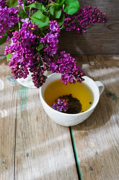 Fliederblumen in rustikalem Interieur — Stockfoto