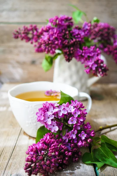 Fliederblumen in rustikalem Interieur — Stockfoto