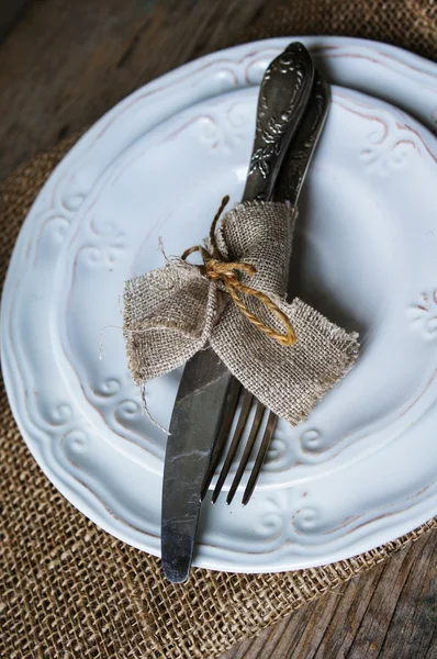 Configuração de mesa na velha mesa de madeira — Fotografia de Stock