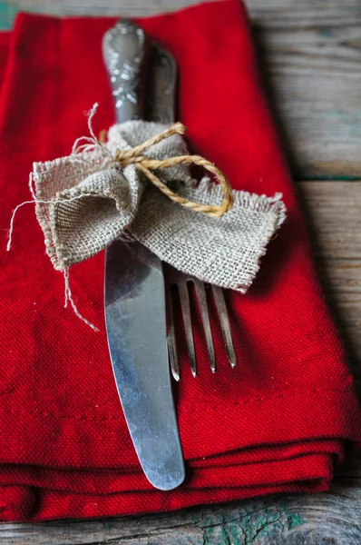 Tischdecken auf dem alten Holztisch — Stockfoto