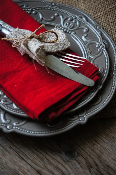 Tischdecken auf dem alten Holztisch — Stockfoto