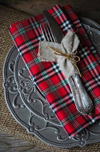 Configuração de mesa na velha mesa de madeira — Fotografia de Stock