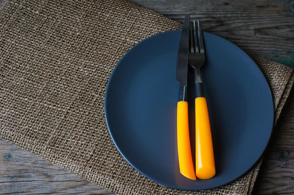 Configuração de mesa na velha mesa de madeira — Fotografia de Stock