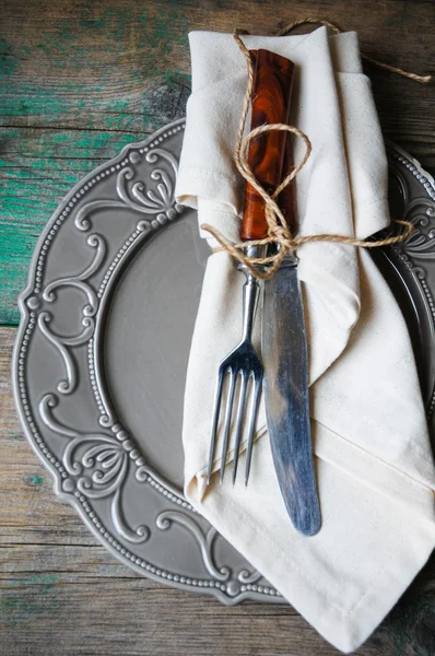 Configuração de mesa na velha mesa de madeira — Fotografia de Stock