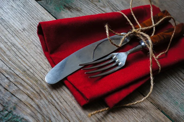 Ajuste de mesa en la vieja mesa de madera — Foto de Stock