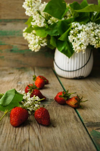 Fresas y flores lila blanca — Foto de Stock