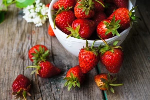 Fresas y flores lila blanca —  Fotos de Stock