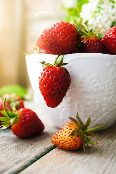 Fresas y flores lila blanca —  Fotos de Stock