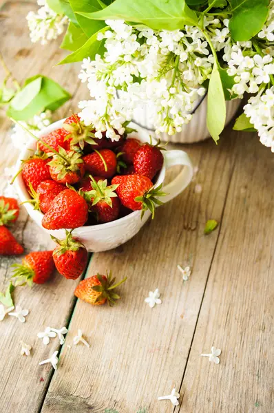 Fresas y flores lila blanca —  Fotos de Stock