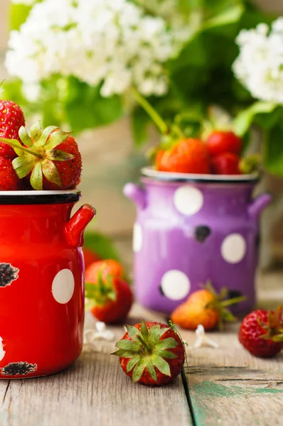 Aardbeien en witte lila bloemen — Stockfoto