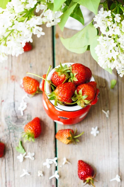 Morangos e flores brancas lilás — Fotografia de Stock