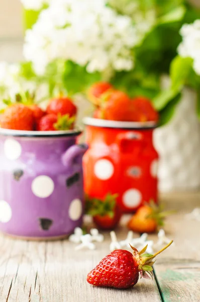 Strawberries and white lilac flowers — Stock Photo, Image